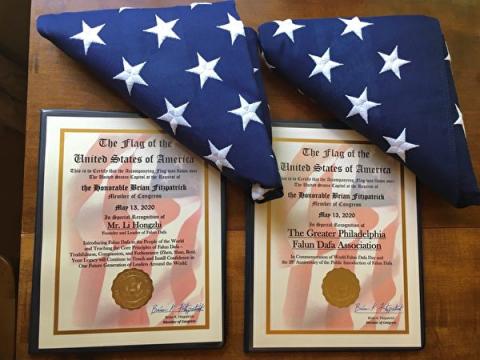 布莱恩·菲茨派翠克（Brian Fitzpatrick）议员办公室将两面国旗和褒奖证书赠送给费城法轮大法学会。（法轮功学员提供）