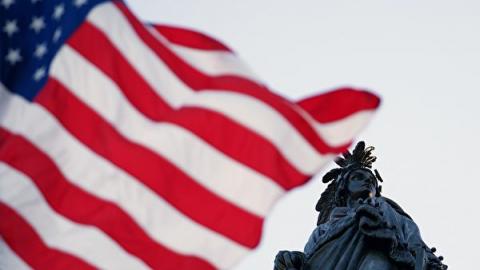 2020年5月13日世界法轮大法日，飘扬在美国国会大厦上空的美国国旗。（York Du / 大纪元）