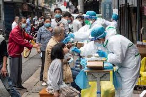 在武汉全民检测开始不久，陆续有当地民众接到通知，核算检测全部暂停。（图片来源：STR/AFP via Getty Images）