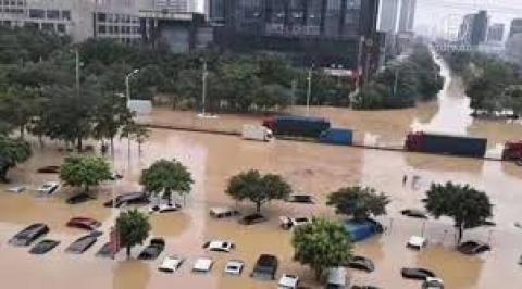 广东遭遇特大暴雨，多地道路被雨水浸没，汽车被冲走，人们只能靠划水艇出行