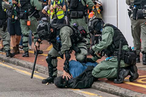 武力镇压逼人表态 香港掀起“文革式风暴”