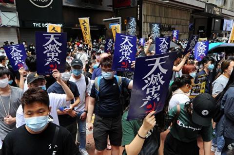 武力镇压逼人表态 香港掀起“文革式风暴”