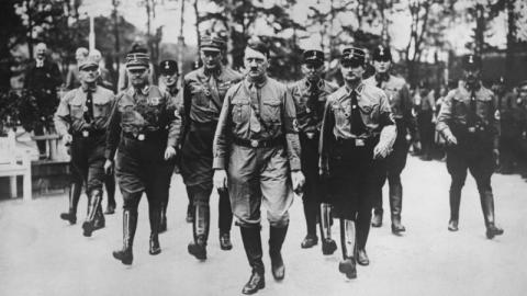 1936年，德国纳粹撕毁《凡尔赛条约》，希特勒（中）冒险进军莱茵非军事区。然而，当时欧美各国对此冷眼旁观，无所作为，令希特勒野心膨胀，最终引发二战。资料图（Keystone/Hulton Archive/Getty Images）