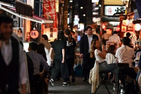 2020年5月29日，人们聚集在东京新桥区的“居酒屋”或日式酒吧。(CHARLY TRIBALLEAU/AFP via Getty Images)
