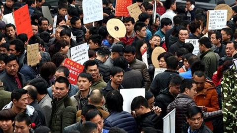 法国巴黎银行的中国经济学家估计，中国可能有1.32亿人处于失业状态，大约占中国城市就业人口的30%。(VCG/VCG via Getty Images)