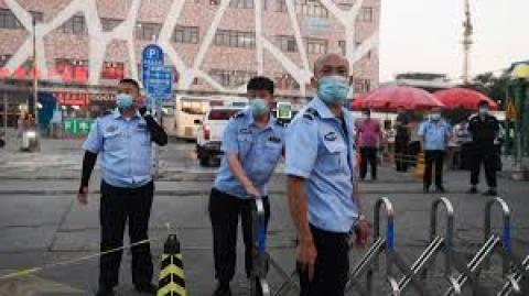 11日至13日传出7起北京本土案例，患者全都与北京菜市场有所接触，但病毒感染路径至今是迷。（图片来源：GREG BAKER/AFP via Getty Images）