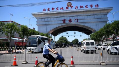 北京新发地市场爆发疫情被关闭,商户损失惨重。(NOEL CELIS/AFP via Getty Images)