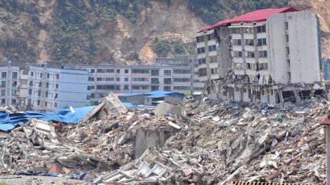 中国大陆灾祸连连，瘟疫、水灾、地震可谓祸不单行。在不到一周内，中国已发生14起地震。示意图（JOHANNES EISELE,FREDERIC J. BROWN/AFP via Getty Images）