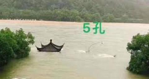 三张同一点地拍摄的3孔泄洪、5孔泄洪和7孔泄洪的对比图。(图片来源:网络图片)