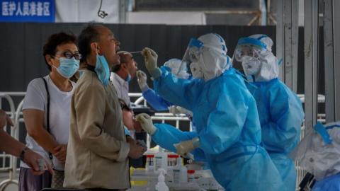 疫情在中国催生了又一个暴利行业：核酸检测。（Kevin Frayer/Getty Images)