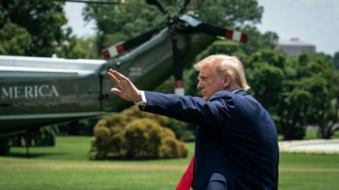 图为美国总统唐纳德·川普2020年7月15日在华盛顿特区登上海军陆战队一号直升机之前，在白宫南草坪上向媒体挥手示意。(Drew Angerer/Getty Images) ；