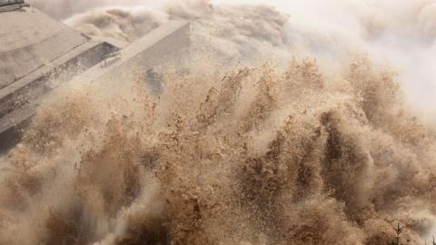 宣布长江3号洪水形成，惊人水量滚滚而来之际，27日，三峡大坝上游再次爆发地震。示意图（STR/AFP via Getty Images)