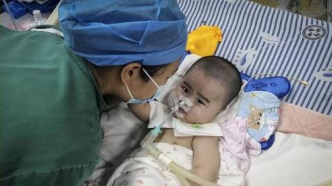 中国湖南一个小婴儿患上了脊髓性肌萎缩症疾病，急需特效药“诺西那生钠” 注射液(nusinersen)救命，但这种药在中国的售价，一只高达70万元人民币，让孩子的父母绝望，只能向公众求救。（视频截图）