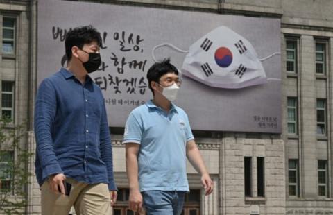 图为韩国戴口罩的民众。（JUNG YEON-JE/AFP via Getty Images）