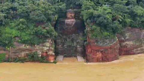 四川坊间流传：“大佛洗脚天下乱”。据记载，大佛上一次遭水淹脚趾是在1949年，那一年，中国大地出了大事：变天！(视频截图)