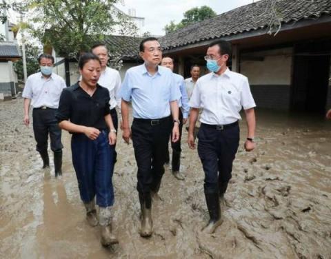 李克强20日前往重庆灾区视察，广受中国民间媒体报导。（网络图片）