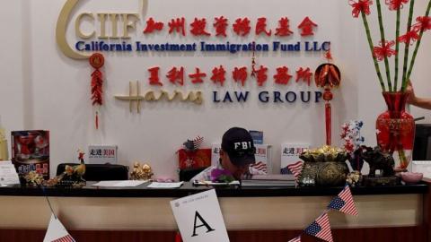 图为2017年4月，美国加州一家投资移民律师事务所涉嫌欺诈被查。(MARK RALSTON/AFP via Getty Images)