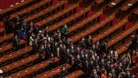 早在2012年，坊间盛传76%政协委员及57%人大代表拥有外国护照。图为2020年5月两会代表入场。（Kevin Frayer/Getty Images)