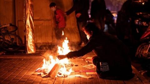 9月2日是“鬼节”，武汉街头到处是祭奠亲人的人。图为今年4月4日清明节，武汉街头祭奠的民众。（NOEL CELIS/AFP via Getty Images）