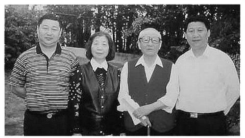 习仲勋和夫人齐心与儿子习近平、习远平(图片来源：网络）