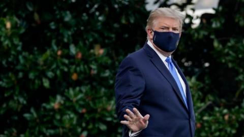 图为川普10月2日下午走出白宫，前往医院。（Drew Angerer/Getty Images）