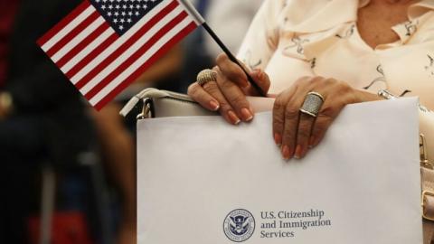 美国移民局10月2日发布最新政策，对禁止共产党或其它独裁政党党员入境的章节做出更新。（Joe Raedle/Getty Images）