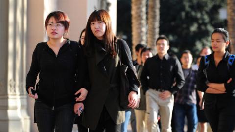 继美英之后，日本政府计划从明年起，对外国留学生及学者的签证进行严格审查，以确保国家经济安全。（FREDERIC J. BROWN/AFP via Getty Images）