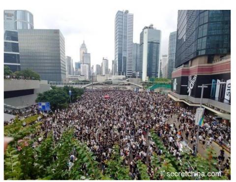 6月12日，香港立法会逃犯条例修订草案二读，众多香港市民聚集参与罢市、罢课、罢工“反送中”示威。（摄影：庞大伟/看中国）