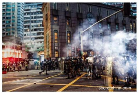 香港警察在铜锣湾、湾仔发射催泪弹清场。（摄影：李天正/看中国)