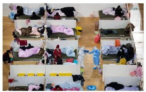 武汉一家体育馆设立的临时医院。(图片来源:STR/AFP/Getty Images)