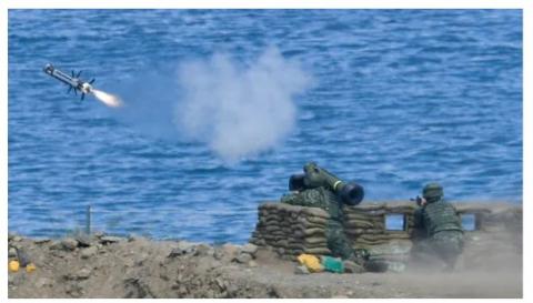 2019年5月30日，一名士兵在台湾南部屏东县进行的第35届“汉光”（Han Glory）军事演习中发射了标枪导弹。（图片来源：SAM YEH/AFP via Getty Images）