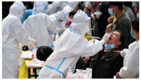 图为10月13日青岛某检测点现场。 (STR/AFP via Getty Images)