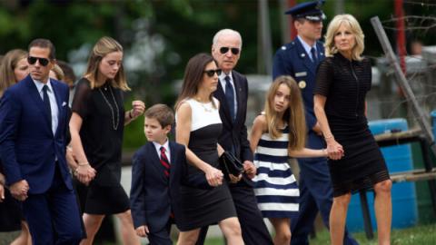 2015年6月6日，时任美国副总统乔·拜登和家人参加长子博（Beau Biden）的葬礼。博患脑癌去世。左一为次子亨特（Hunter Biden）。（Mark Makela/Getty Images）