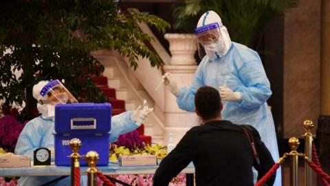 图为一位中国民众在接受中共病毒检测。 （LEO RAMIREZ/AFP via Getty Images）