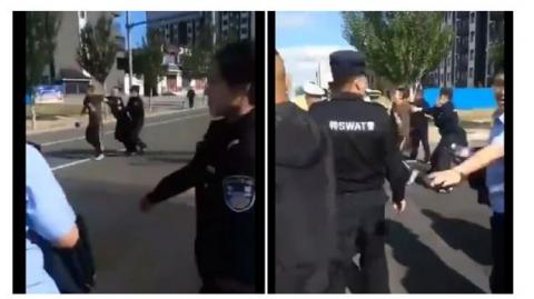 警察在内蒙古街头抓捕、殴打抗议民众。（图片来源：视频截图）