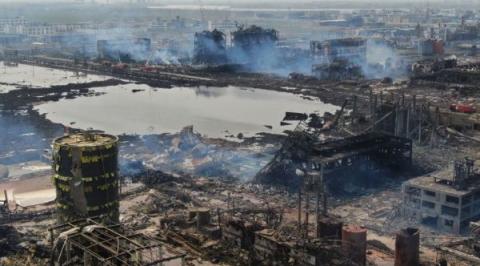 去年江苏省盐城大爆炸后3月23日的化工厂鸟瞰图。(STR/AFP/Getty Images)