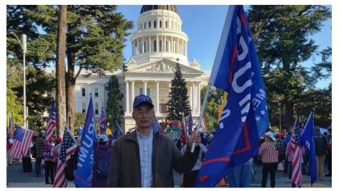 2020年11月28日，作者在加州州府沙迦面度参加反窃国集会。（图片来源：作者提供）