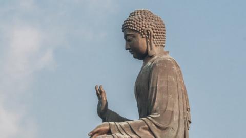 东晋时期的高僧刘萨诃曾预言，这座山崖将出现大佛像。示意图（图片来源：Adobe Stock）