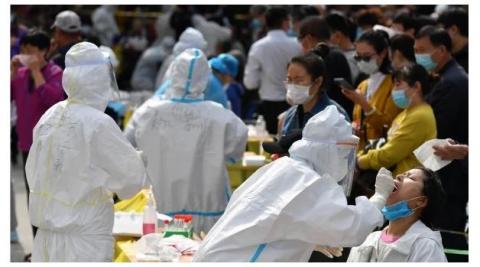 青岛医务人员在排查武汉肺炎（图片来源：Getty Images图STR/AFP via Getty Images）