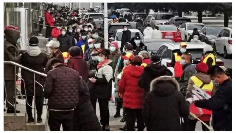 图为2020年12月22日辽宁省大连市民众等待核酸检查。示意图。（图片来源： STR/AFP via Getty Images）