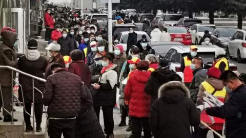 12月22日，辽宁省大连市居民排长队等待接受中共病毒的核酸检测。（STR/AFP via Getty Images)