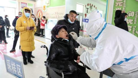 中国再度出现超级传播者，仅辽宁大连市一名患者就传染了33人。沈阳一名患者也传染了21人。（STR/AFP via Getty Images）