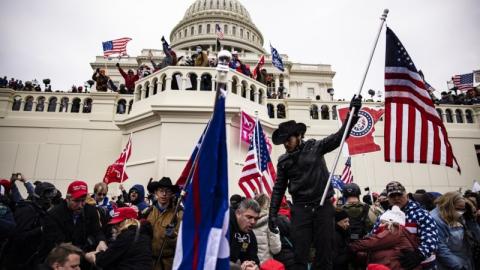 周三（1月6日），美国国会召开联席会议，认证各州总统大选选举人团投票结果。国会外有人进入国会，认证过程中断，国会大厦封锁。（Samuel Corum/Getty Images)