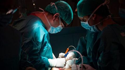 2017年2月28日，西班牙马德里的外科医生为患者进行肾脏移植手术。(PIERRE-PHILIPPE MARCOU/AFP via Getty Images)