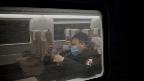 受中共病毒疫情影响，2021年的中国新年返乡潮大规模缩减，可谓是史上最萧条。图为火车上的乘客。（NOEL CELIS/AFP via Getty Images）
