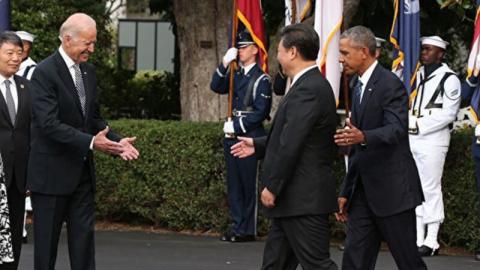 图为2015年9月，习近平访问美国首都华盛顿，时任美国总统奥巴马和副总统拜登在欢迎习近平。(Mark Wilson/Getty Images)