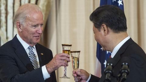 2015年9月25日，习近平与拜登在华盛顿的一次宴会上。（PAUL J. RICHARDS/AFP via Getty Images）