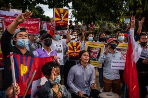 缅甸民众举中文标语 抗议中共支持军方政变