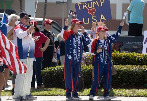 川普“总统日”现身 支持者夹道欢呼USA