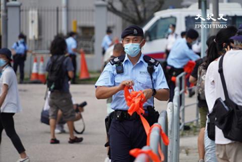 500港警突袭苹果拘5高层 冻结1800万资金